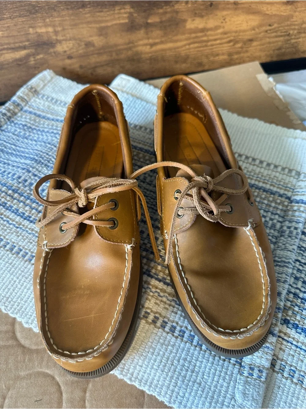 Tommy Hilfiger men 8 Tan Leather Boat Shoes Lace-Up Round Toe Rubber Sole